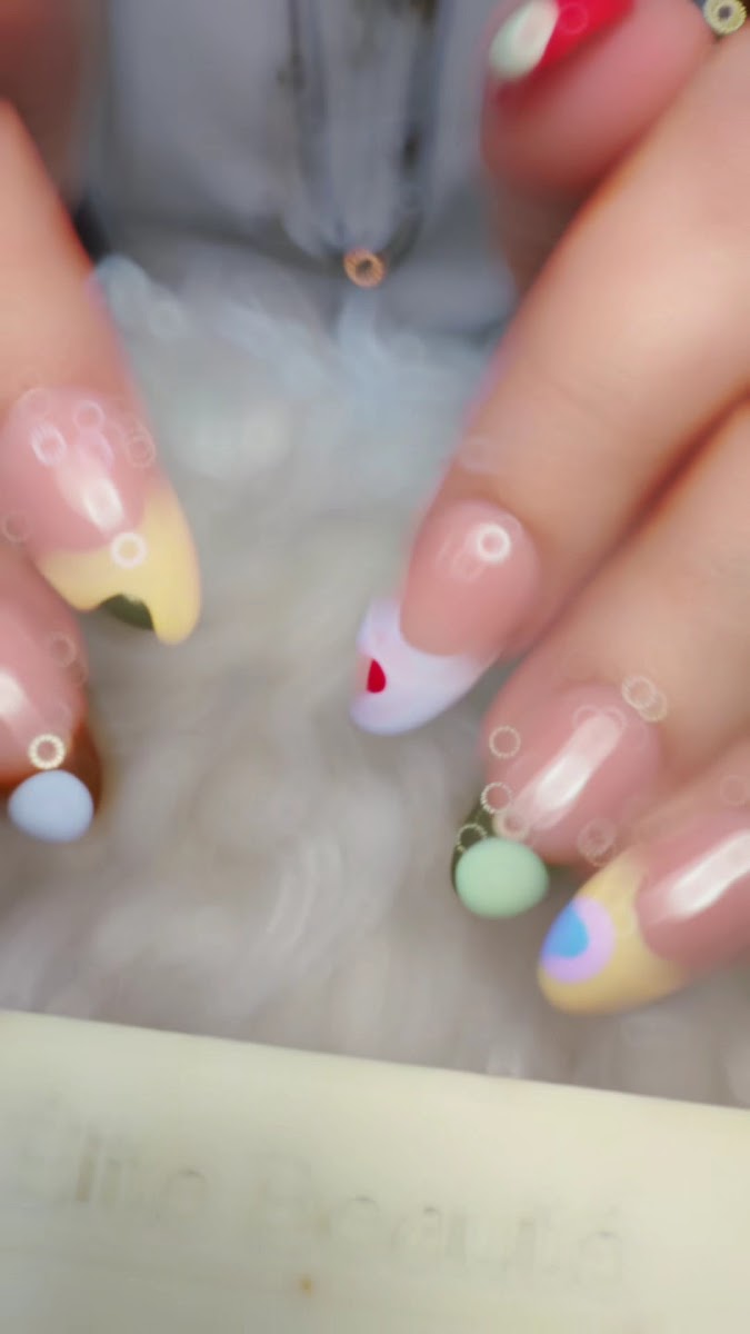 Manucure pastel multicolore réalisée au salon