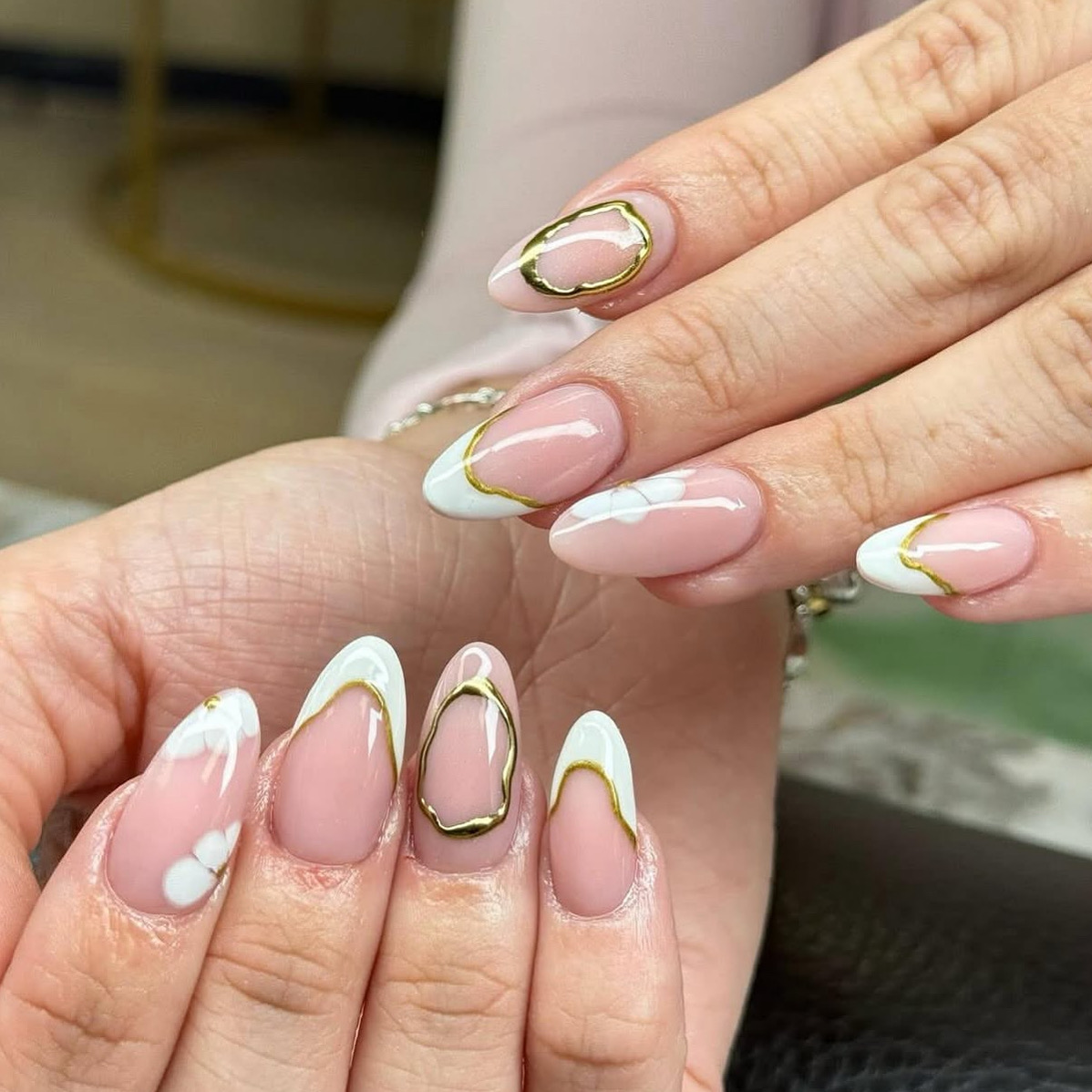 Nail art french et liseré doré réalisé chez Élite Beauté