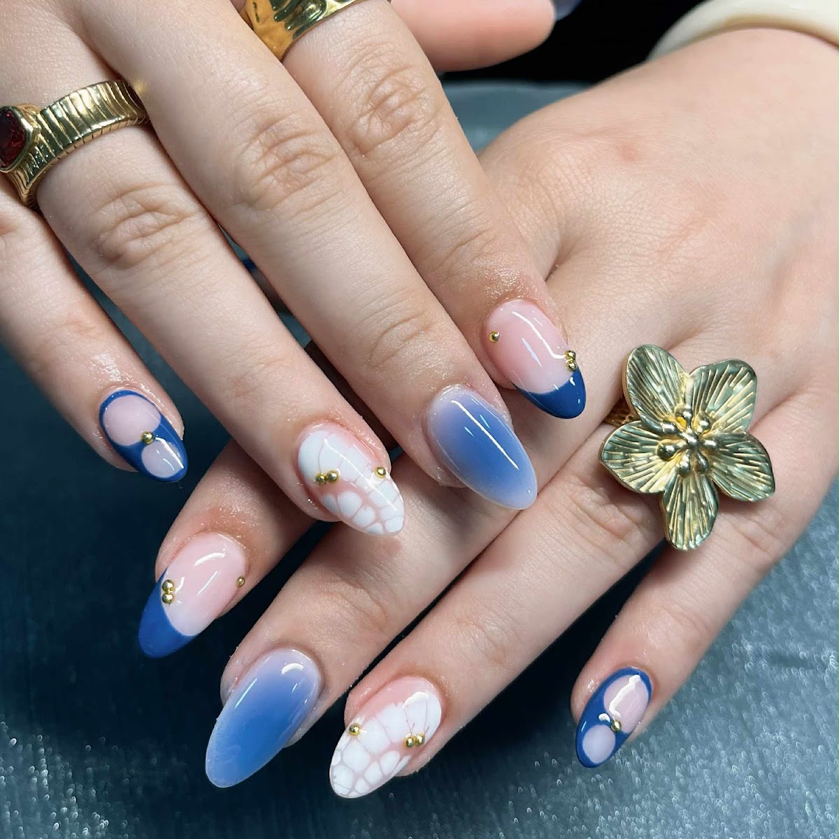 Nail art bleu et doré avec détails effet marbre